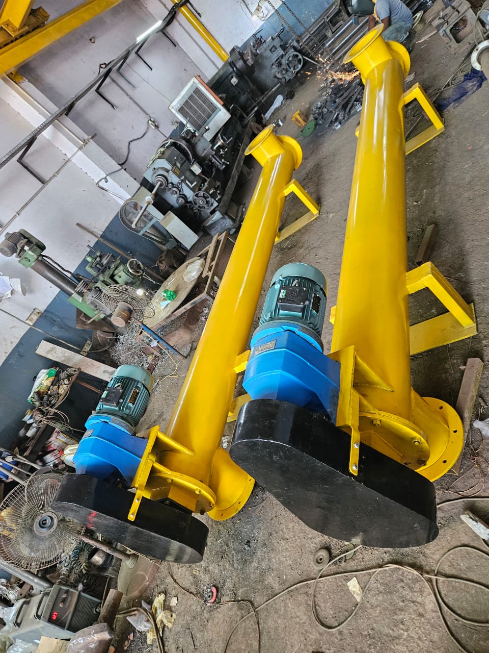 Industrial screw conveyor