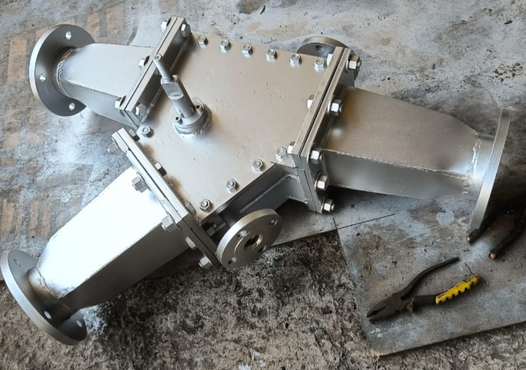 Refiner assembly for industrial lines